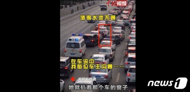 중국 쿤밍에서 응급차량이 교통 체증에 도로에 갇히자 한 소녀가 차량 문을 두드리면서 길을 열고 있다(중국 웨이보 갈무리)© 뉴스1