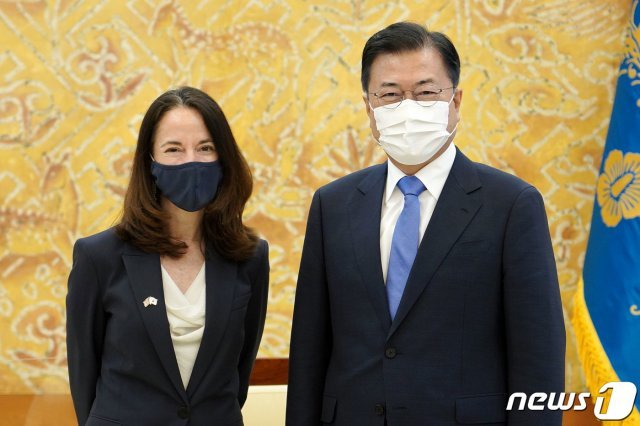 문재인 대통령이 14일 오후 청와대에서 애브릴 헤인스 미국 국가정보국(DNI) 국장을 접견하고 있다.(청와대 제공)2021.5.14/뉴스1
