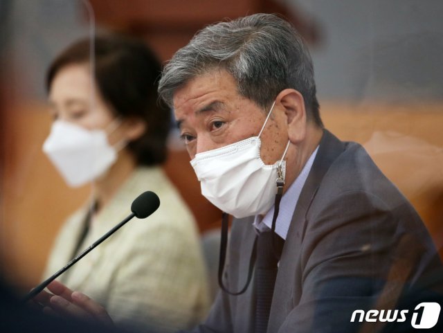 김진경 국가교육회의 의장이 14일 오후 서울 종로구 정부서울청사 별관에서 열린 제24차 국가교육회의에서 개회사를 하고 있다. 2021.5.14/뉴스1 © News1
