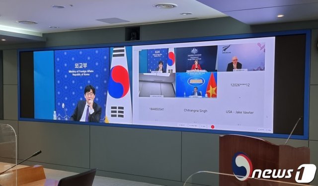 한국을 포함한 7개국 외교차관들이 14일 코로나19 상황 대응 논의에 관한 화상회의를 가졌다.(외교부 제공) © 뉴스1