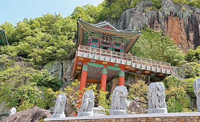 구례군 사성암 내 돌벼랑에 세워진 유리광전 법당. 풍수적으로 명당 혈에 세워진 이 법당은 지난해 여름 홍수 때 10여 마리의 소떼가 피신해온 곳으로 알려진 이후 많은 관광객들이 찾고 있다.