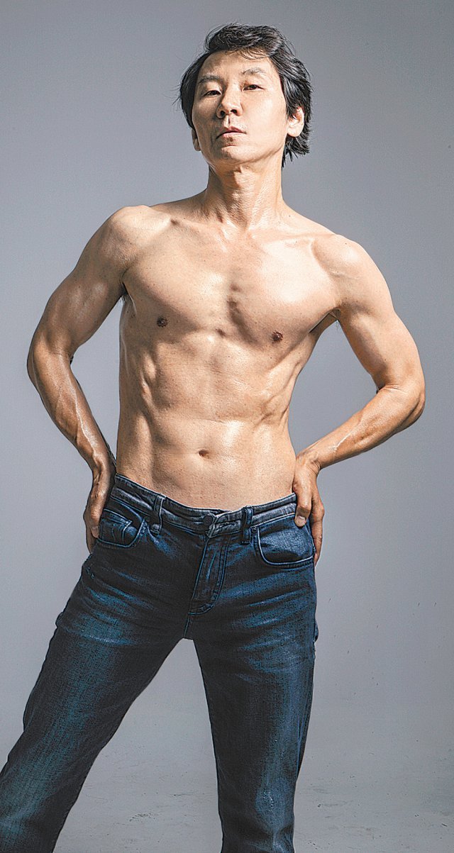 김광준 교수는 탄탄한 근육질 몸매를 갖고 있다. 3년 전 촬영한 ‘보디프로필’ 사진. 김광준 교수 제공