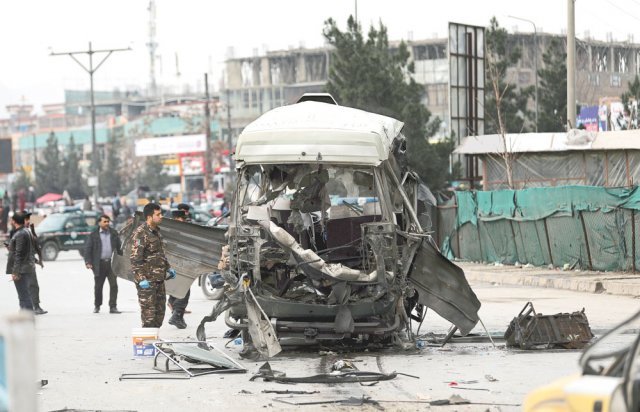 3월 15일 아프가니스탄 수도 카불에서 정부 보안요원들이 부착형 폭탄에 의한 테러 공격을 받아 훼손된 차량을 확인하고 있다. 이 차에 탑승했던 중앙정부 공무원 중 5명이 숨지고 17명이 다쳤다. 아프간 정부는 이슬람 무장반군 탈레반을 테러 배후로 지목했지만 탈레반 측은 부인했다. 카불=AP 뉴시스