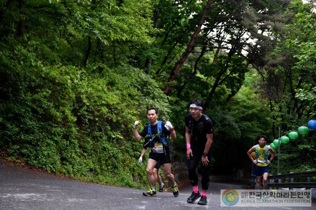 박선호 씨(오른쪽) 한 트레일러닝 대회에서 오르막을 오르고 있다. 박선호 씨 제공.