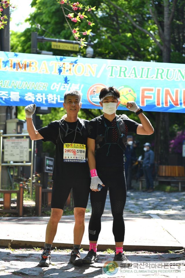 박선호 씨(오른쪽)가 5월 2일 열린 제19회 불수사도북 클라임바톤(Climb+Marathon) 대회에서 5시간 50분 7초로 2위를 했다. 1위와 단 1초차이다. 1위 신영하 씨와 함께 포즈를 취했다. 박선호 씨 제공.