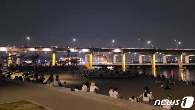 14일 밤 서울 반포한강공원에 시민들이 휴식을 취하고 있다.© 뉴스1