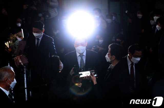 윤석열 전 검찰총장이 검찰직원들의 인사를 받으며 서울 서초구 대검찰청을 나서는 모습. 2021.3.4/뉴스1 © News1
