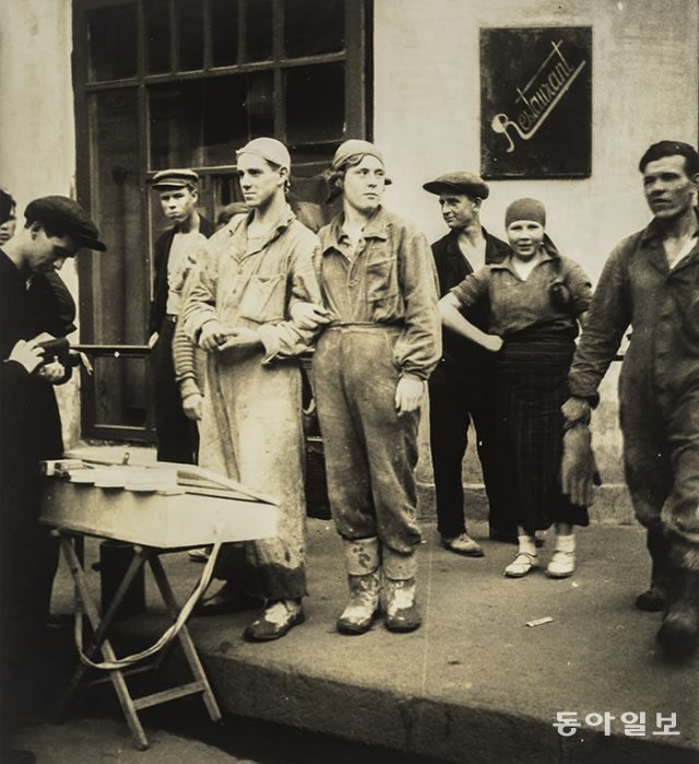 도라 마르, 무제(배급품을 기다리는 파리 노동자들), 1934년 경.