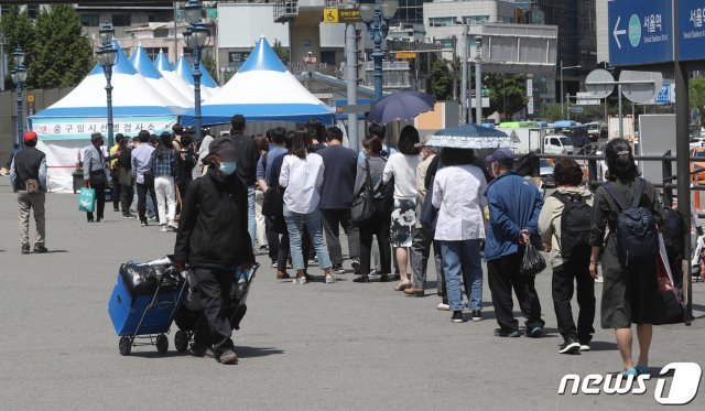 서울역 임시선별진료소에 시민들이 검사 대기를 하고 있다. (뉴스1 자료사진) © News1