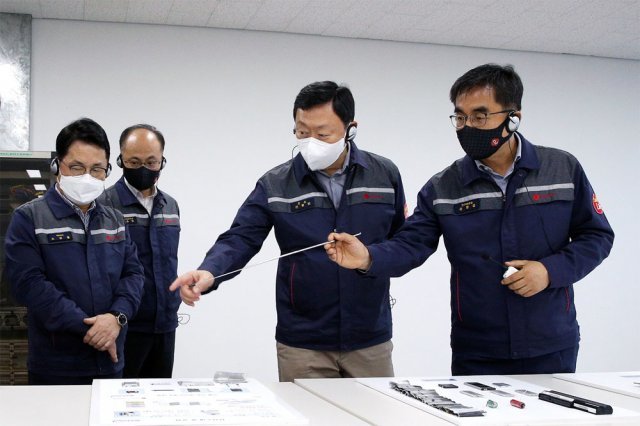신동빈 롯데그룹 회장(오른쪽에서 두 번째)이 롯데알미늄 안산1공장에서 2차전지 소재 공정에 대한 설명을 듣고 있다. 롯데그룹 제공