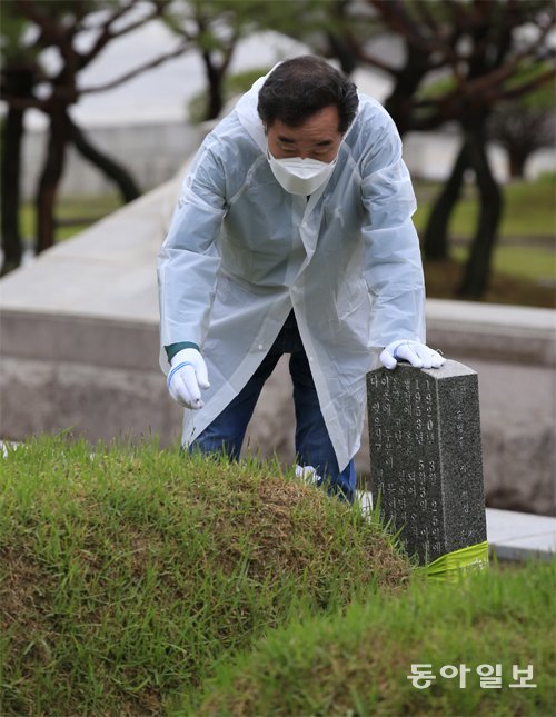 더불어민주당 이낙연 전 대표는 16일 광주 북구 국립5·18민주묘지를 찾아 묘지 비석을 닦는 봉사활동을 했다. 광주=박영철 기자 skyblue@donga.com