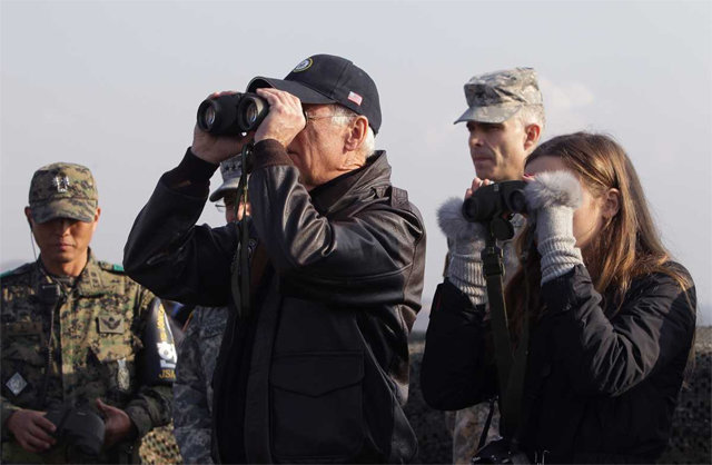 2013년 조 바이든 미국 대통령(가운데)이 부통령 시절 한국 비무장지대(DMZ)를 방문해 손녀와 함께 북한 쪽을 바라보는 모습. 최근 바이든 행정부는 대북정책 구상의 윤곽을 공개했다. 사진 출처 미국군축협회(ACA) 홈페이지