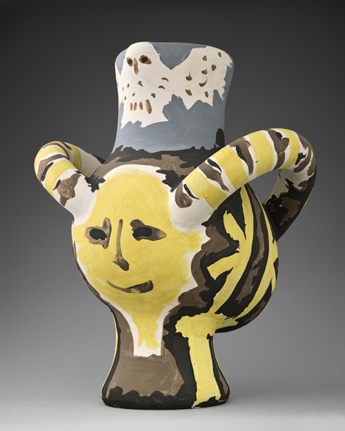 파블로 피카소, 정면 측면 얼굴과 두 올빼미 장식으로 두 개의 손잡이가 달린 꽃병. 1961, 백토에 유약 ⓒ 2021 - Succession Pablo Picasso - SACK(Korea)