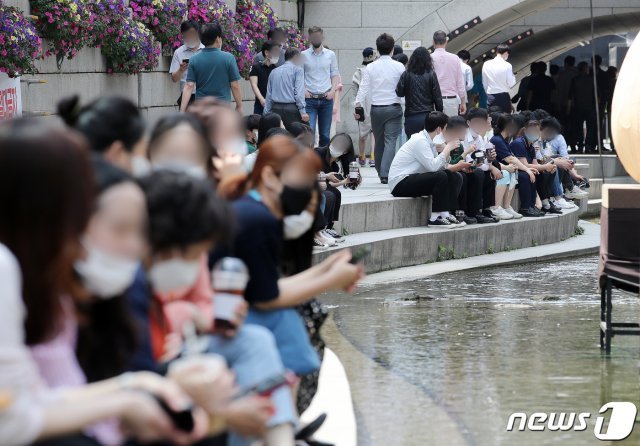 전국적으로 낮 최고기온이 30도까지 올라가며 초여름 더위를 기록한 지난 14일 오후 서울 청계천에서 시민들이 더위를 피하고 있다. 기상청은 주말에 비가 내리며 더위를 식혀줄 것으로 예보했다./뉴스1 © News1