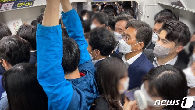 이낙연 전 더불어민주당 대표는 17일 오전 김포골드라인 탑승 체험을 하고 있다. <사진=이낙연 의원실 제공>© 뉴스1