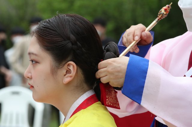17일 오전 대전 동구문화원에서 전통 성년례가 거행되고 있다. 대전=뉴스1