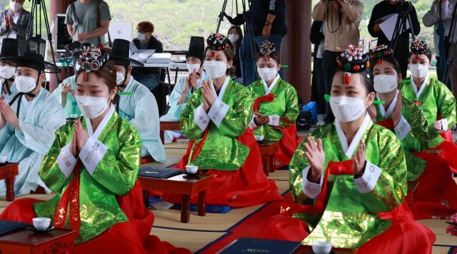 서울 중구 남산골 한옥마을에서 열린 제49회 전통 성년례 재현행사에서 참석자들이 박수를 치고 있다. 사진공동취재단