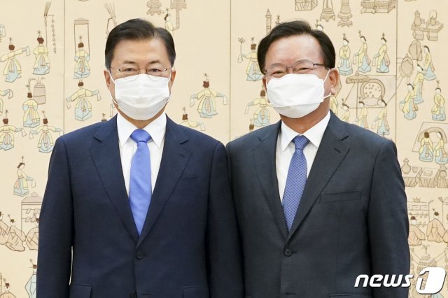 문재인 대통령(왼쪽)과 김부겸 신임 국무총리 2021.5.14/뉴스1 © News1