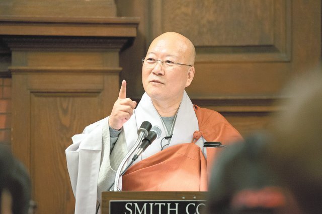 한국불교의 전통 수행법인 간화선을 주제로 미국의 대학에서 강연 중인 수불 스님.