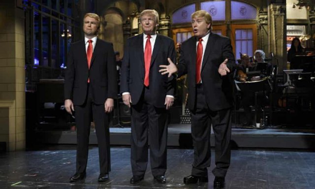 2015년 11월 SNL에 출연한 도널드 트럼프 당시 공화당 대선 경선 후보(가운데)가 이 프로그램에서 자신의 역할을 맡아온 2명의 코미디언과 함께 등장했다. 가디언