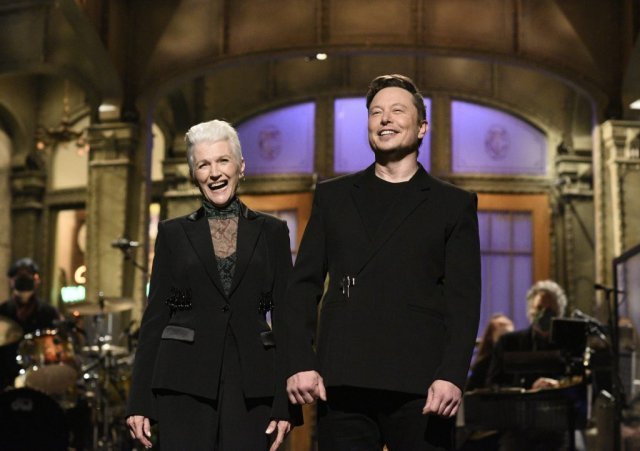 일론 머스크(오른쪽)는 SNL ‘모노로그’에서 어머니의 날을 기념해 자신의 어머니 메이와 함께 등장했다. USA투데이