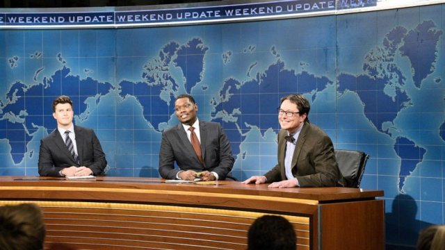 일론 머스크(오른쪽)는 SNL의 뉴스 코너인 ‘위크엔드 업데이트’에서 금융전문가로 분해 자신을 ‘도지의 아버지’라고 부르며 “도지코인 가격이 하늘까지 오를 것”이라고 예측했다. ABC뉴스