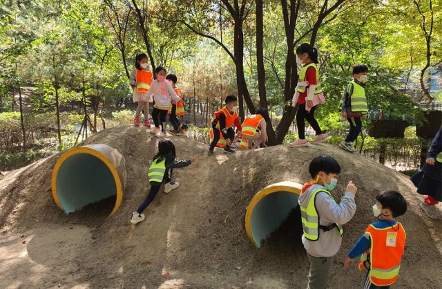 서울의 한 ‘생태친화 어린이집’에 마련된 야외 놀이공간에서 아이들이 각종 놀이를 하며 즐거운 한때를 보내고 있다. 서울시는 이처럼
 놀이터나 텃밭, 산책로 등을 조성해 아이들이 자연의 변화를 체험할 수 있는 생태친화 어린이집을 연말까지 모두 60곳에 조성할 
계획이다. 서울시 제공