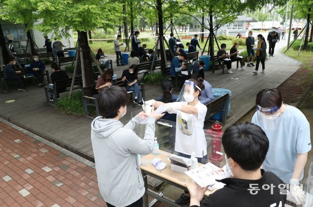 18일 서울 송파구 장지동 서울복합물류센터에서 직원들이 코로나19 자가검사키트를 받고 검사를 하고있다.