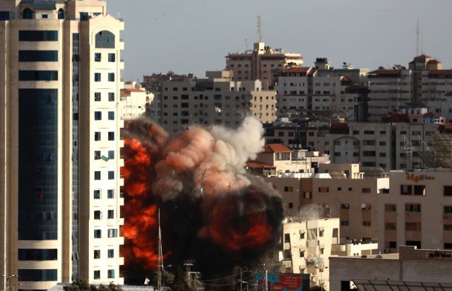 17일 이스라엘군의 공습으로 가자지구의 한 건물이 불타고 있다. AP=뉴시스