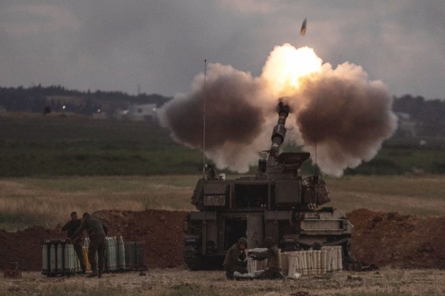 17일 이스라엘 포병 부대가 국경지대에서 가자 지구의 목표물을 향해 포탄을 발사하고 있다. AP=뉴시스