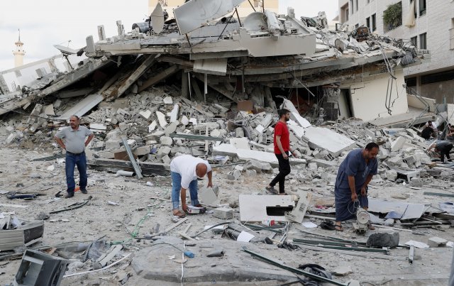 17일 이스라엘군의 공습으로 파괴 가자지구 건물 잔해. AP=뉴시스
