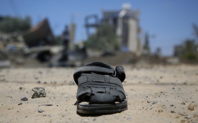 17일 오전 가자 지구 북부 베이트 라 히아에서 이스라엘 군의 공습으로 파괴된 지역의 잔해. AP=뉴시스
