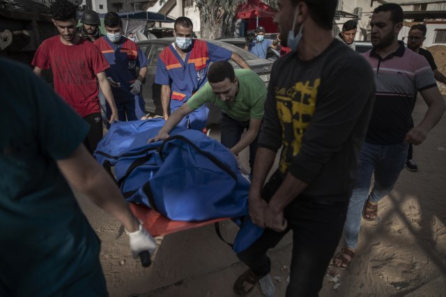 17일 이스라엘 공습으로 사망한 아버지의 시신을 운구하고 있는 팔레스타인 남성이 오열하고 있다. AP=뉴시스