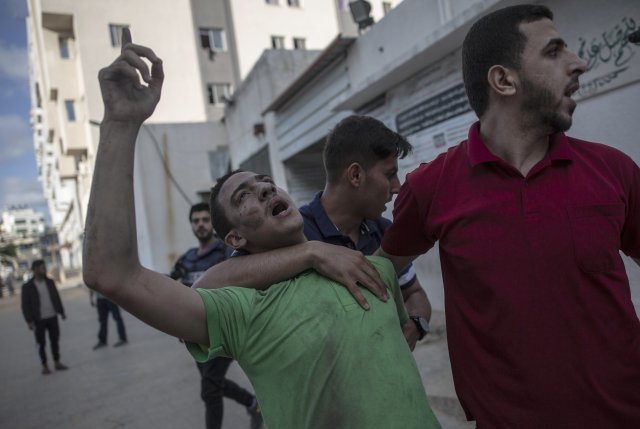 17일 이스라엘 공습으로 사망한 아버지의 죽음 앞에서 팔레스타인 남성이 오열하고 있다. AP=뉴시스
