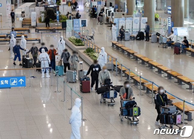 지난 9일 오전 인천국제공항을 통해 귀국한 인도 주재 한국 기업 관계자들이 임시격리시설로 향하고 있다. 2021.5.9/뉴스1 © News1