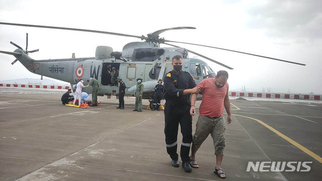 인도 해군에 구조된 침몰 바지선 선원