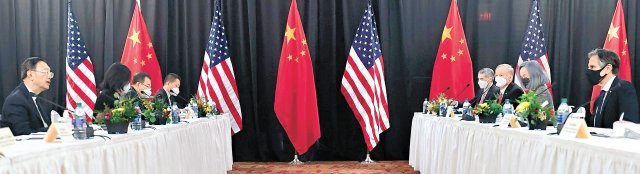 올해 3월 미국 알래스카에서 열린 미국-중국 고위급 회담 모습. 양국은 인권 문제를 놓고 거친 언사를 쏟아냈다. 앵커리지=AP 뉴시스