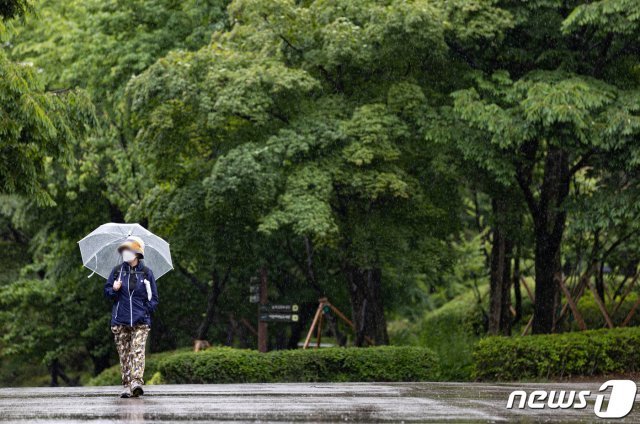 비가 내리는 17일 오전 서울 서대문구 서대문형무소에서 우산을 쓴 시민들이 발걸음을 옮기고 있다. 2021.5.17/뉴스1 © News1