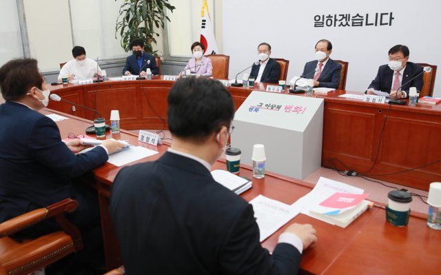 황우여 국민의힘 선거관리위원장(오른쪽 두번째) 이 17일 오전 서울 여의도 국회에서 열린 선거관리위원회 2차회의에서 참석자들과 대화하고 있다. 2021.5.18/뉴스1 © News1