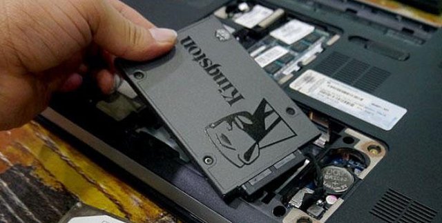 2.5 인치 규격 SSD를 노트북에 탑재하는 모습 (출처=IT동아)