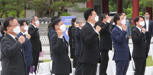 여야 함께 ‘임을 위한 행진곡’ 제창 18일 광주 국립5·18민주묘지에서 열린 제41주년 
5·18민주화운동 기념식에서 참석자들이 ‘임을 위한 행진곡’을 제창하고 있다. 앞줄 왼쪽부터 김부겸 국무총리, 김영훈 
5·18민주유공자유족회장, 더불어민주당 송영길 대표, 국민의힘 김기현 대표 권한대행 겸 원내대표, 국민의당 안철수 대표. 
사진공동취재단