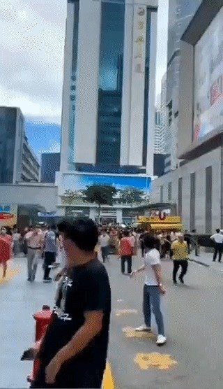 300m 높이에 달하는 중국 삼천의 SEG 플라자가 흔들리면서 많은 인원이 대피하고 있다. (트위터 갈무리) © 뉴스1