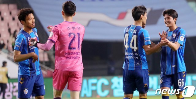 19일 전북 전주시 전주월드컵경기장에서 열린 ‘하나원큐 K리그1 2021’ 전북현대와 울산현대의 경기에서 울산현대 선수들이 경기 종료 휘슬이 울리자 승리의 기쁨을 나누고 있다. 이날 울산현대는 전북현대에 4-2 승리를 거두며 리그 선두로 도약했다. 2021.5.19/뉴스1 © News1