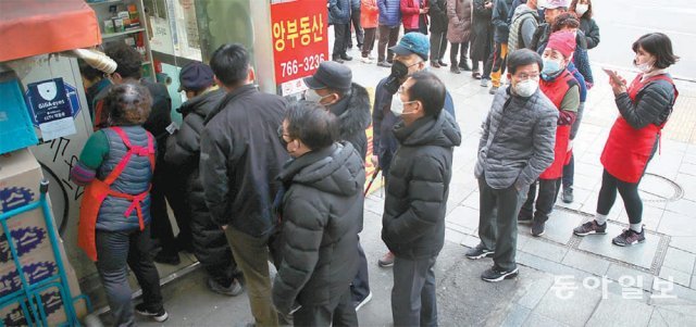 공적 마스크 판매가 시작된 지난해 3월 6일 오전 서울 종로구의 한 약국 앞. 마스크를 구매하려는 시민들의 행렬이 이어졌다. 당시의 공적 마스크 공급 업무는 조달청이 담당했다. 동아일보DB