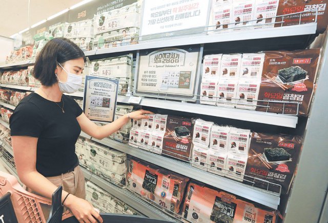 서울 성동구 이마트 성수점에서 한 고객이 ‘화요일 곱창김’을 살펴보고 있다. ‘화요일 곱창김’은 매주 화요일 충남 보령의 김 공장에서 생산돼 목요일에 판매된다.