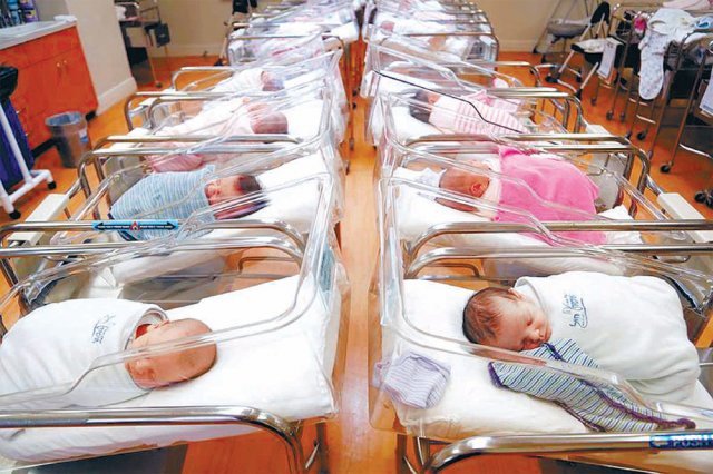 지난해 5월 미국의 한 병원 신생아실에 갓 태어난 아기들이 누워 있다. 하락세를 보여온 미국의 출산율은 지난해 코로나19 여파까지 겹치며 1979년 이후 41년 만에 최저점까지 떨어졌다. 출산율 급락을 뜻하는 ‘베이비 버스트(baby bust)’ 현상으로 미국도 고령화에 진입할 수 있다는 전망이 나온다. AP 뉴시스