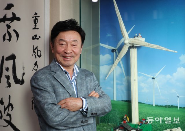 김성권 회장이 충남 천안시 씨에스 윈드 본사에서 친환경 신재생 에너지의 미래를 설명하고 있다.      천안=이훈구 기자 ufo@donga.com