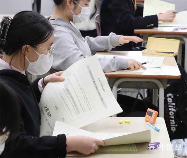 올해 대학수학능력시험은 국어와 수학 영역이 ‘공통과목+선택과목’ 형태로 출제돼 문과생이 점수에서 불리할 것으로 예상된다. 3월 서울 강남구 한 고등학교에서 학생들이 전국연합학력평가를 치르는 모습. 동아일보DB