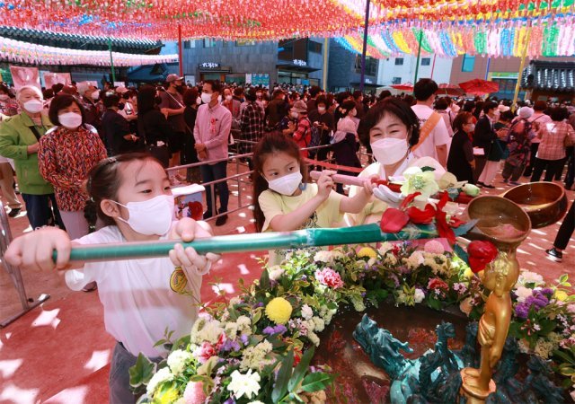 19일 부처님오신날을 맞아 서울 종로구 조계사를 찾은 불교 신도와 어린이들이 부처상에 물을 뿌리는 관불(灌佛) 의식을 하고 있다. 이날 오전 조계사를 비롯한 전국 사찰에서 부처님오신날 법요식이 열렸다. 사진공동취재단