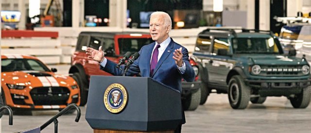 18일(현지 시간) 조 바이든 미국 대통령은 미시간주 디어본에 있는 포드 전기자동차 공장을 방문해 중국과의 미래 전기차 
경쟁에서 “그들(중국)은 자신들이 이길 것으로 생각하지만 그들은 이 경기에서 이기지 못할 것이다. 우리가 그렇게 놔두지 않을 
것”이라고 했다. 디어본=AP 뉴시스